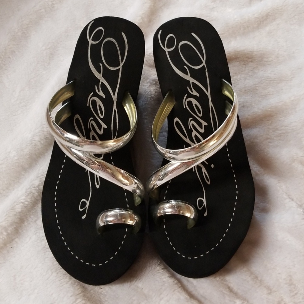 FERGIE foam wedges